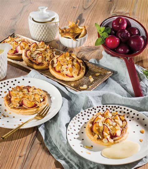 Marzipan und Pflaumen als Zutaten, attraktiv angerichtet