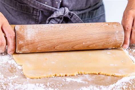 Marzipan zwischen Frischhaltefolie ausrollen - Schritt für Schritt