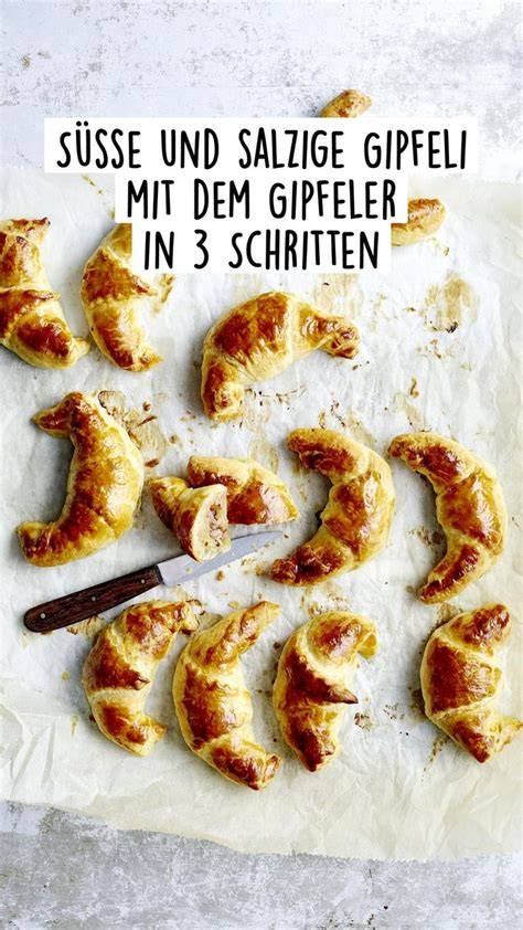 Marzipan-Aprikosen-Hörnchen auf rustikalem Holzbrett mit Mandeln und Konfitüre