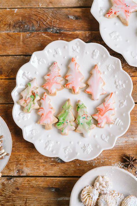 Marzipan-Ausstechkekse mit Zuckerguss