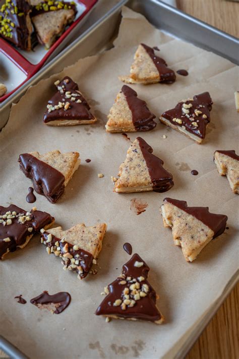 Marzipan-Ausstechplätzchen mit Schokoladendekor