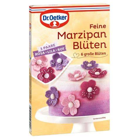 Marzipan-Blüten und Sahne-Dekor