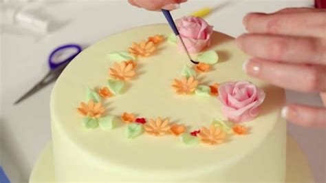 Marzipan-Blumen auf Torte