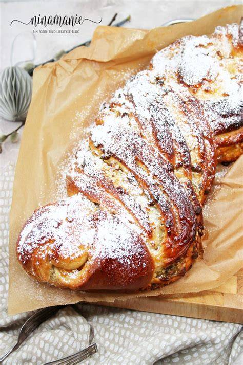 Marzipan-Eis in einer Schale, dekoriert mit Mandeln und Pistazien