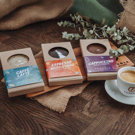 Marzipan-Espresso-Pralinen mit Espressobohnen dekoriert