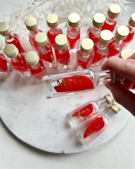 Marzipan-Farben und Aromen: Gel-Farbpalette und kleine Fläschchen mit Rosenwasser und Rum