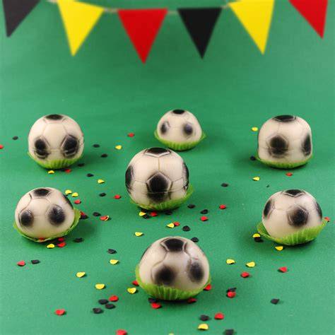 Marzipan-Fußball als Tortendekoration