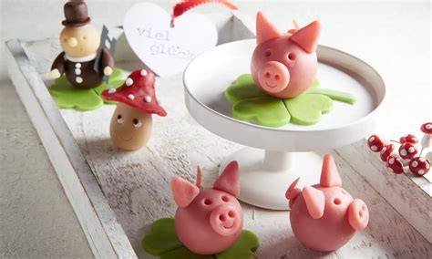 Marzipan-Glücksschweinchen auf Kleeblättern als Silvester-Glücksbringer