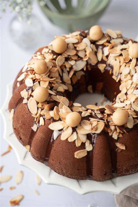 Marzipan-Gugelhupf mit glänzender Schokoladenglasur und Mandeldekor