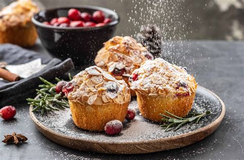 Marzipan-Häschen auf weihnachtlichem Muffin