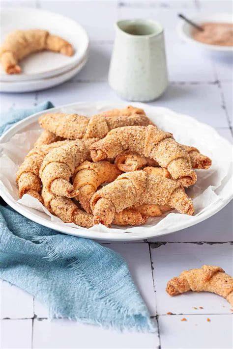 Marzipan-Hörnchen, frisch gebacken, mit Kuvertüre