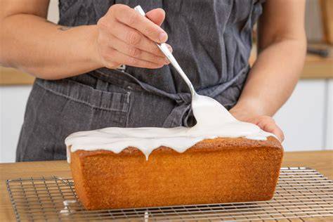 Marzipan-Himbeer-Sterne auf Gitter nach dem Glasieren