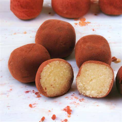 Marzipan-Kartoffeln auf Teller