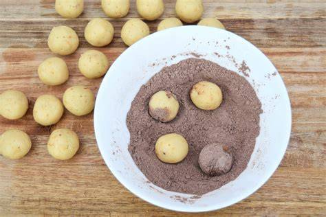 Marzipan-Kartoffeln in Kakaopulver gewälzt