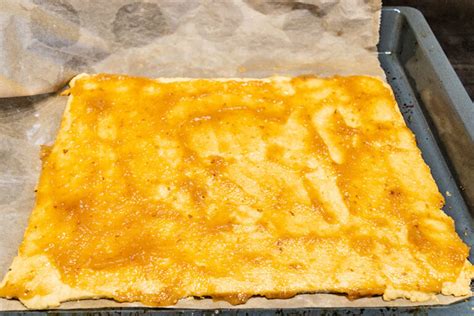 Marzipan-Keks-Quadrate auf Backblech