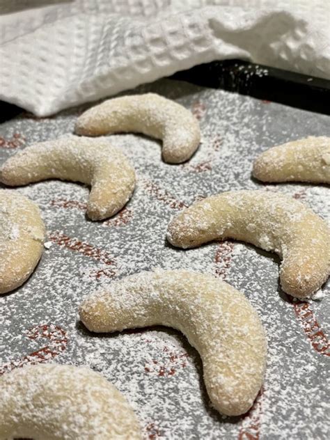Marzipan-Kipferl ungebacken auf Backblech