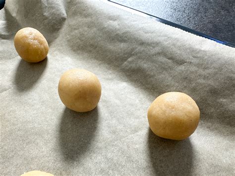Marzipan-Kugeln auf Backpapier