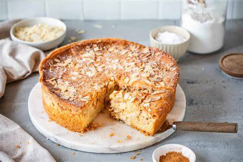 Marzipan-Mandel-Torte angeschnitten auf Servierplatte