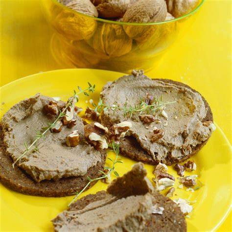 Marzipan-Matjes-Gericht auf Pumpernickel mit Früchten