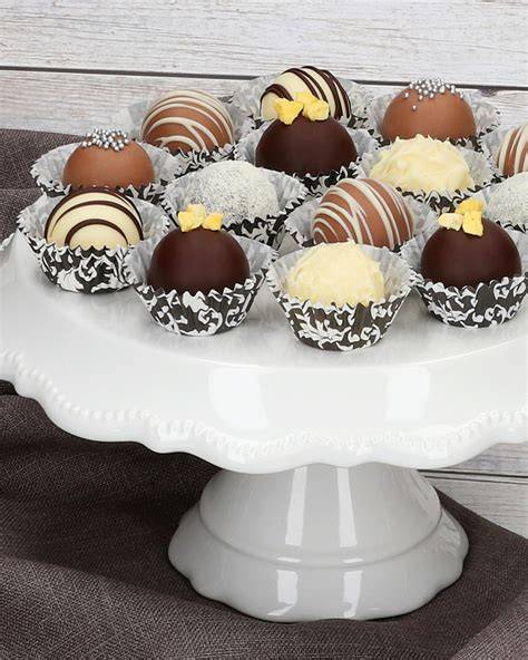 Marzipan-Mohn-Pralinen auf einem Pralinengitter