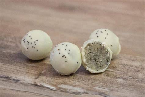Marzipan-Mohn-Pralinen in Geschenkverpackung