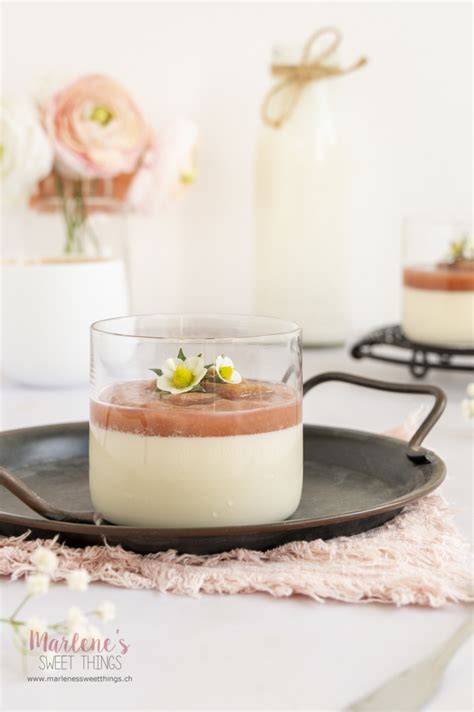 Marzipan-Mousse mit Rhabarber-Kompott