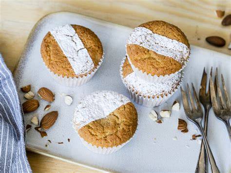 Marzipan-Muffins mit Marzipan-Sahne-Topping und kleinen Marzipanbäumchen