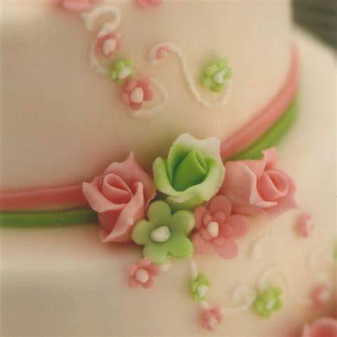 Marzipan-Nougat-Pralinen als Tortendekor