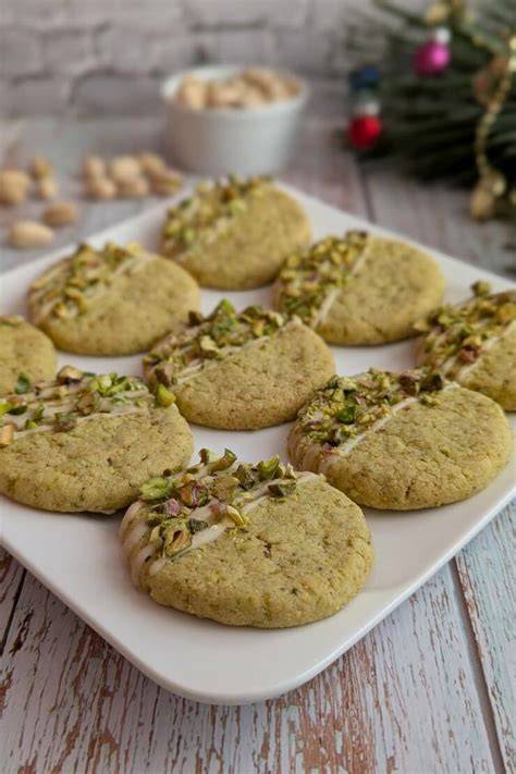 Marzipan-Nougat-Pralinen mit Pistazien dekoriert