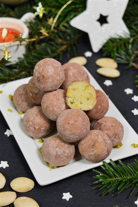Marzipan-Pistazien-Kugeln mit Pistazien garniert