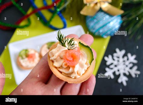 Marzipan-Pralinen auf einer festlichen Platte