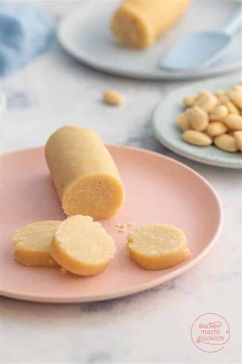 Marzipan-Rohmasse kneten
