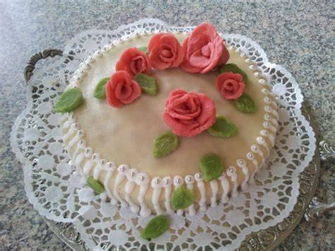 Marzipan-Rosen auf Torte