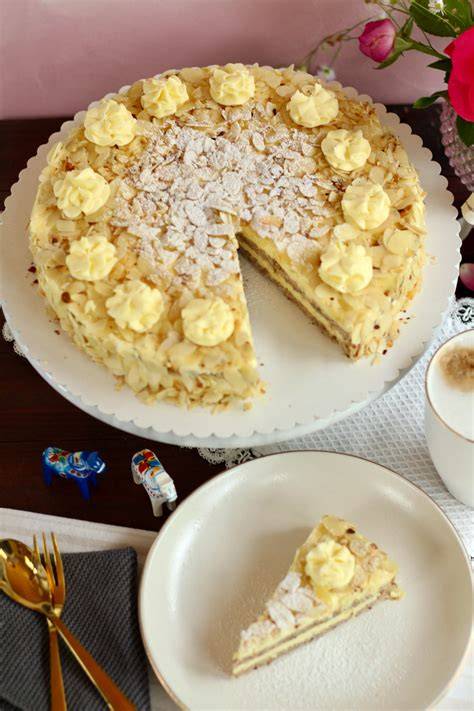 Marzipan-Sahne-Torte auf der Kaffeetafel