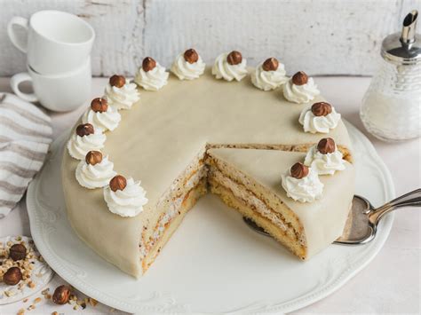 Marzipan-Sahne-Torte mit Haselnüssen