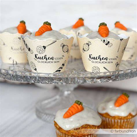 Marzipan-Schneemann auf weihnachtlichem Muffin mit Zuckerguss und Dekor