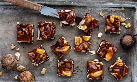 Marzipan-Schnitten auf Backblech mit Glasur und Nüssen