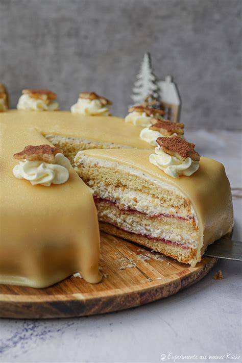Marzipan-Schultüte auf Torte: Nahaufnahme der roten und gelben Marzipandecke