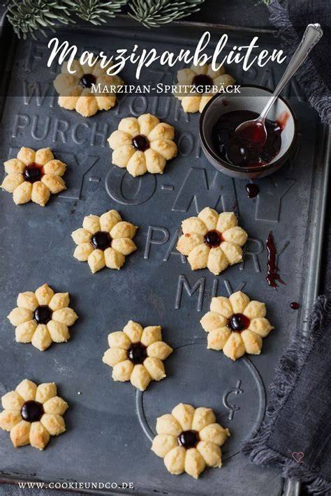 Marzipan-Spritzgebäck mit Fruchtgelee in der Mitte