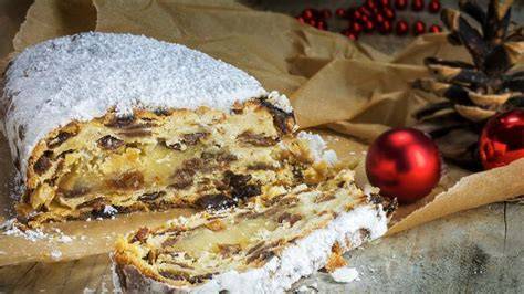 Marzipan-Stollen Anschnitt mit Marzipanfüllung