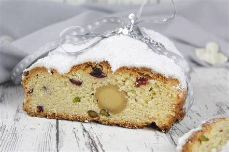 Marzipan-Stollen aufgeschnitten mit Puderzucker