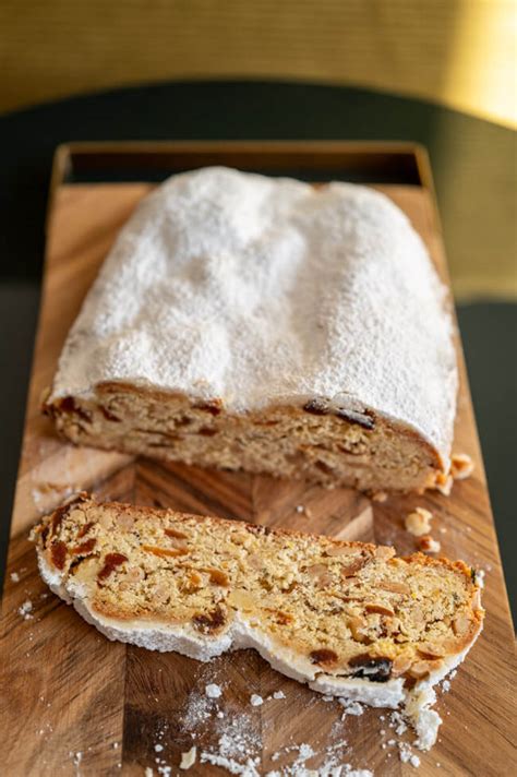 Marzipan-Stollen aufgeschnitten mit sichtbarer Marzipanrolle und Zuckerschnee