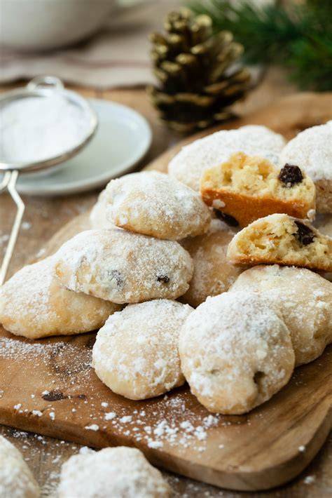 Marzipan-Stollenkonfekt auf einem Adventsteller