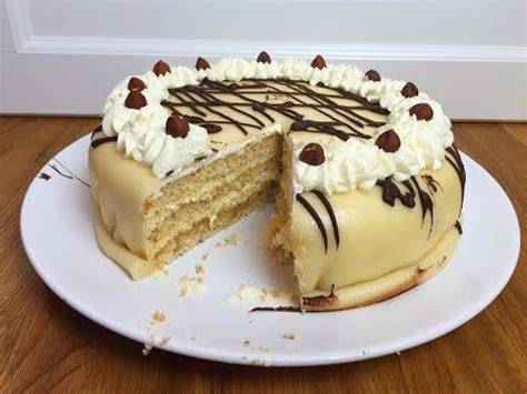 Marzipan-Torte mit Buttercreme-Unterlage