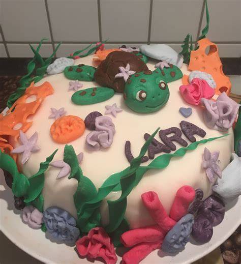 Marzipan-Torte mit Tierfiguren, Motivtorte Kindergeburtstag