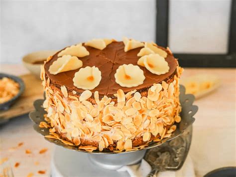 Marzipan-Torte mit glatter Decke und Marzipanblüten als Dekor