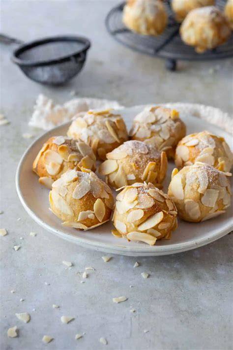 Marzipan-Wölkchen mit knusprigen Mandeln