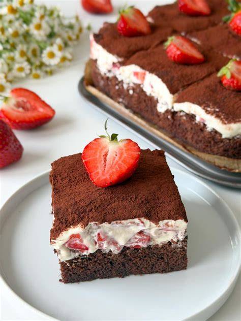 Marzipan-dekorierte Schoko-Schnitten mit Erdbeeren