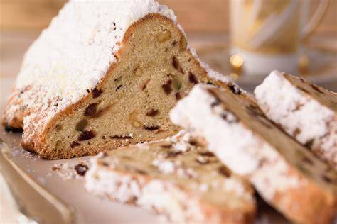 Marzipan-gefüllter Quarkstollen aufgeschnitten mit Puderzucker