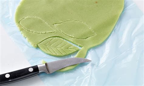 Marzipanblätter mit Blattadern